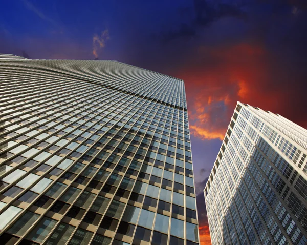 Grattacieli moderni con cielo drammatico — Foto Stock