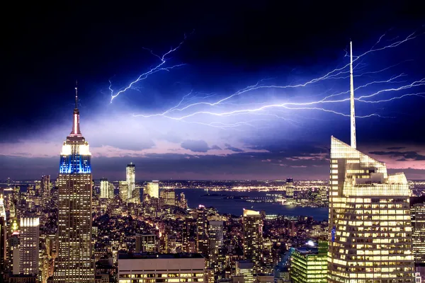 Vista aérea de los rascacielos de Manhattan por la noche - Nueva York — Foto de Stock