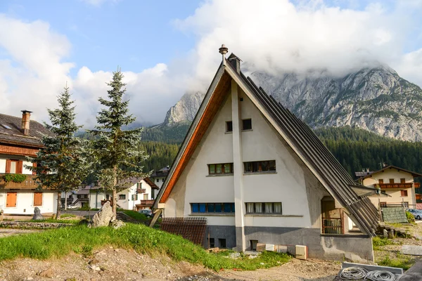 Typowym drewnianym domu Dolomity - włoskie góry — Zdjęcie stockowe