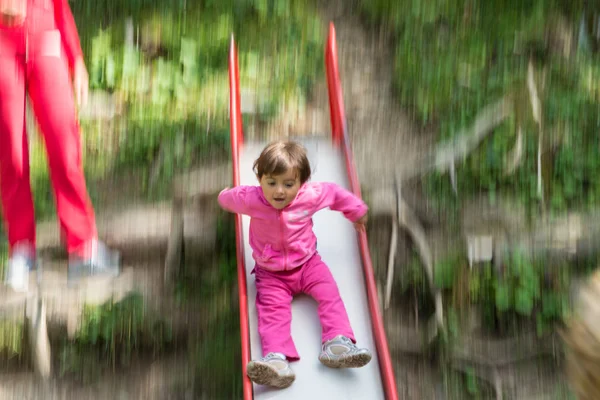 Niewyraźne ruch dziecka na slajdzie — Zdjęcie stockowe