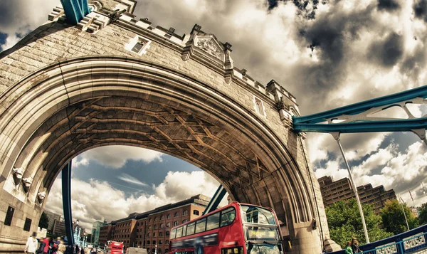 Moc tower bridge v podzim — Stock fotografie