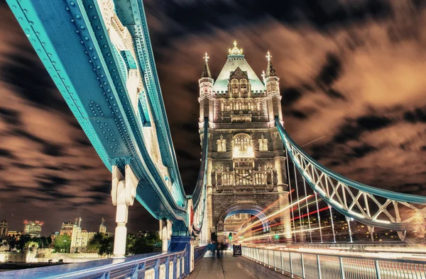 Tower Bridge en Londres, Reino Unido por la noche con tráfico y rojo en movimiento — Foto de Stock