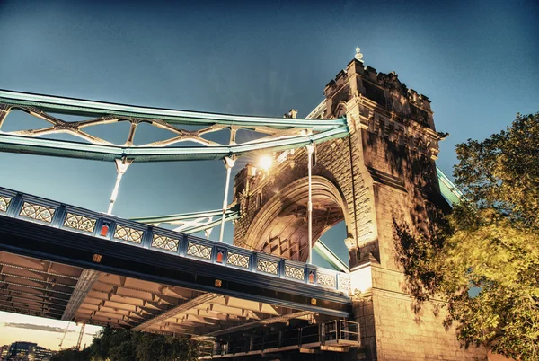 Vista panoramica notturna del Tower Bridge in tutta la sua magnificenza - Lond — Foto Stock