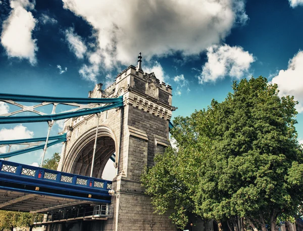 Διάσημο πύργο γέφυρα στη το πρωί, Λονδίνο, Αγγλία — Φωτογραφία Αρχείου