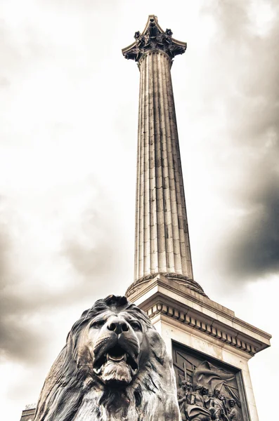 Bronzová socha lva v trafalgar square, london na psaní — Stock fotografie