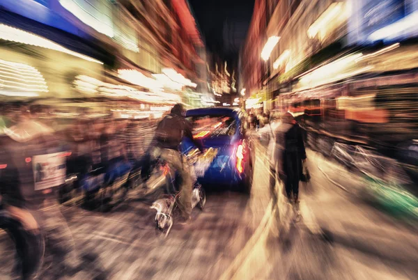 Tráfego urbano com borrão de movimento à noite em Londres — Fotografia de Stock