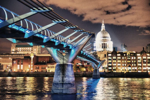 St. Paul's Cathedral and the Millennium Bridge at night in Londo — Stock Photo, Image