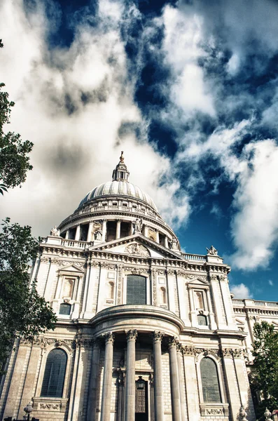 Catedral de São Paulo em Londres e céu com nuvens — Fotografia de Stock