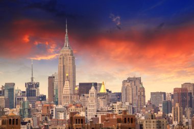 bulutlar ve manhattan gökdelen üzerinde fırtına
