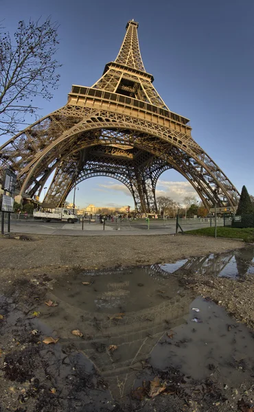 Winterfarben des Eiffelturms und der Champs de Mars am Morgen — Stockfoto