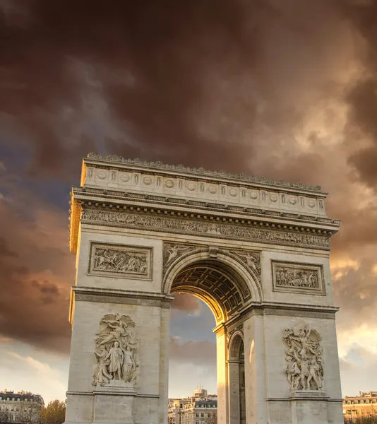 Storm boven arc de triomphe in Parijs, Frankrijk — Stockfoto