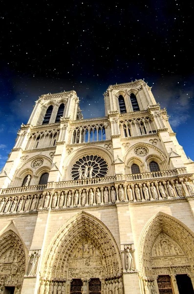 Estrelas na noite acima da Catedral de Notre Dame em Paris, França — Fotografia de Stock