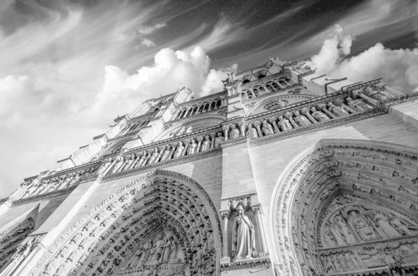 Vista hacia arriba de la Catedral de Notre Dame en París — Foto de Stock