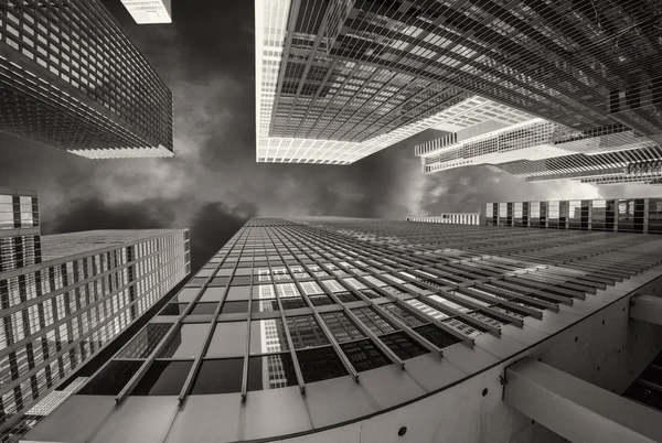 Lång och jätte new Yorks skyskrapor, Visa från gatunivå — Stockfoto