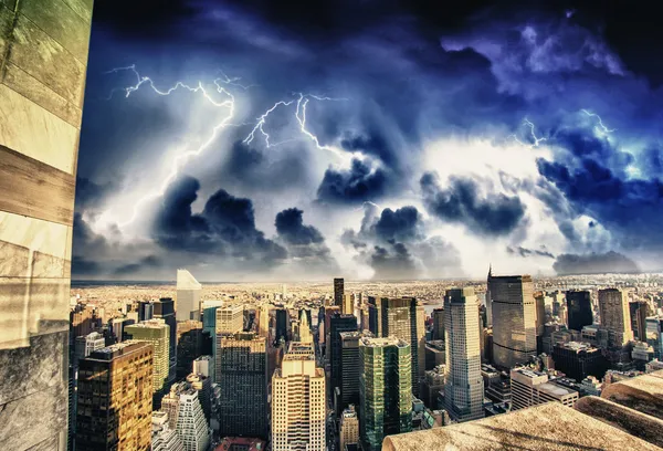 Tempête au-dessus des gratte-ciel de Manhattan, New York — Photo