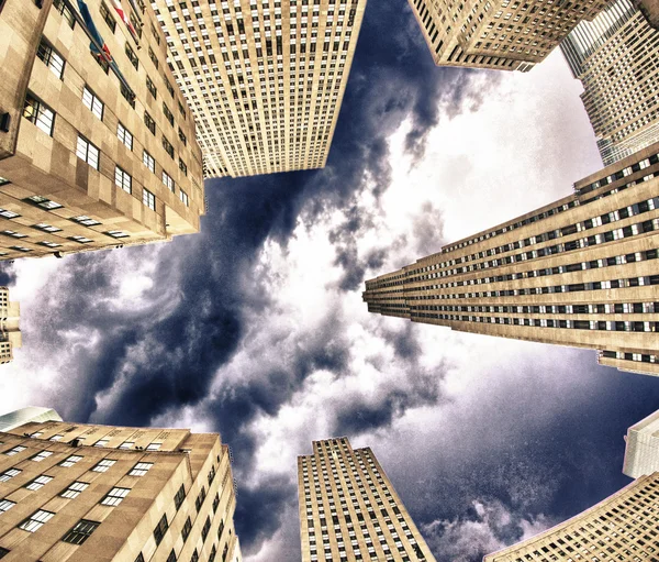 Opwaartse uitzicht op manhattan kantoorgebouwen en wolkenkrabbers — Stockfoto