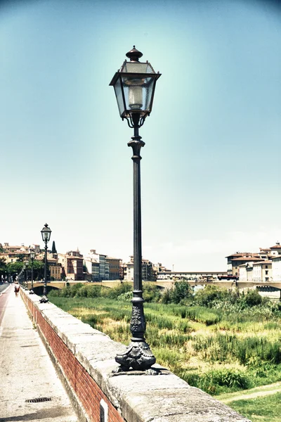 Bord de l'eau d'Arno à Florence avec architecture médiévale — Photo