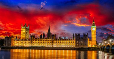 big Ben'e ve Parlamento river thames uluslararası landmark alacakaranlıkta - İngiltere'de Londra İngiltere'nin de ev üzerinde kırmızı gökyüzü