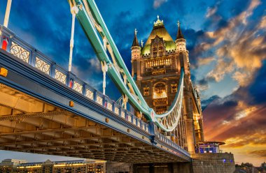 gece, Londra alanında, İngiltere'de görülen ünlü kule Köprüsü