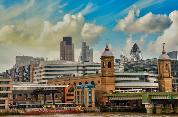 City of London one of the leading centers of global finance and Canary Wharf at the background -UK — Stock Photo, Image