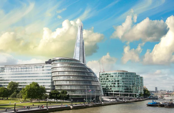 Nuevo ayuntamiento de Londres con el río Támesis, vista panorámica desde Tower Bridge - Reino Unido —  Fotos de Stock