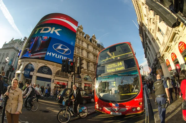 Londra - Eylül 28:Classic kentsel Çift katlı otobüs hızlanıyor — Stok fotoğraf