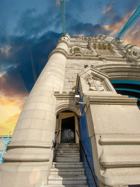 Potężne struktury tower bridge w Londynie — Zdjęcie stockowe