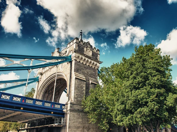 Διάσημο πύργο γέφυρα στη το πρωί, Λονδίνο, Αγγλία — Φωτογραφία Αρχείου