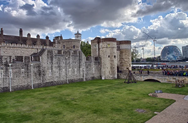 Towern antika arkitekturen med trädgårdar - uk. — Stockfoto