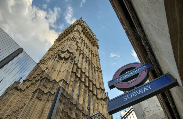 LONDON - SEP 27 : The 'Underground' sign and 'Big Ben' tower at — Stock Photo, Image