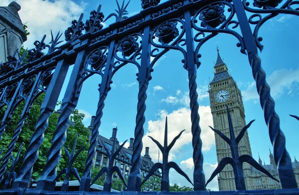 Big Ben, Blick vom Straßenniveau - London — Stockfoto