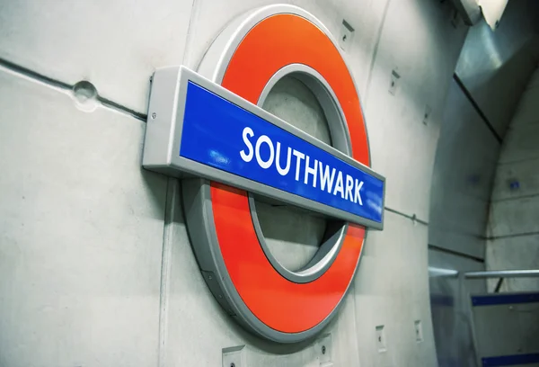 Londen - 27 Sep: Ondergrondse Southwark tube station in Londen op — Stockfoto