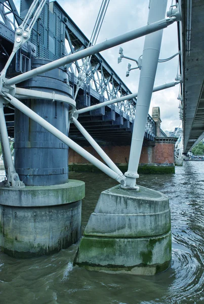 Struktura a architektura Londýn mosty - uk — Stock fotografie
