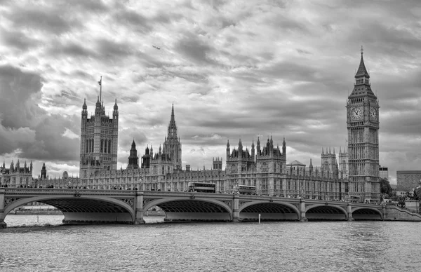 Londres, Reino Unido - Palácio de Westminster (Casas do Parlamento) com B — Fotografia de Stock