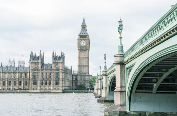 The Big Ben, the House of Parliament and the Westminster Bridge — Stock Photo, Image