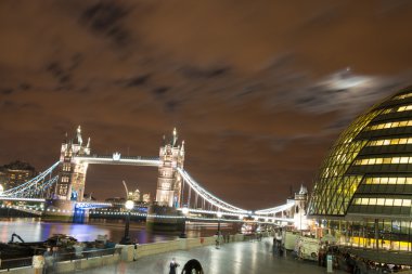 City hall tower bridge gece ile Thames Nehri kıyısında,