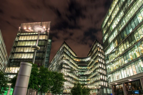 Bâtiments modernes de Londres illuminés la nuit — Photo