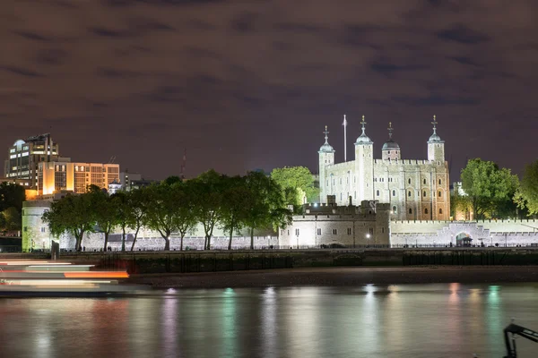 夜 - ロンドン ロンドン塔とテムズ川の川 — ストック写真