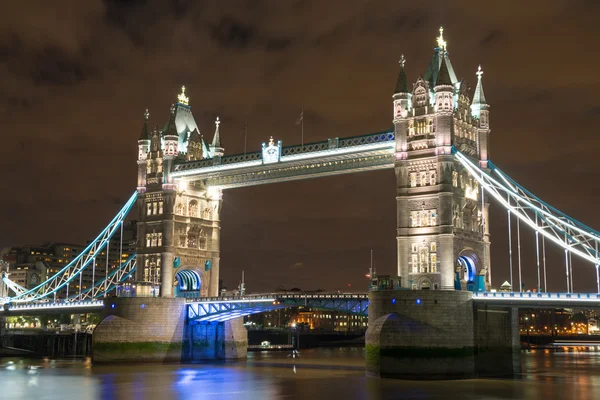 Světla a barvy mostu tower bridge v noci - Londýn — Stock fotografie