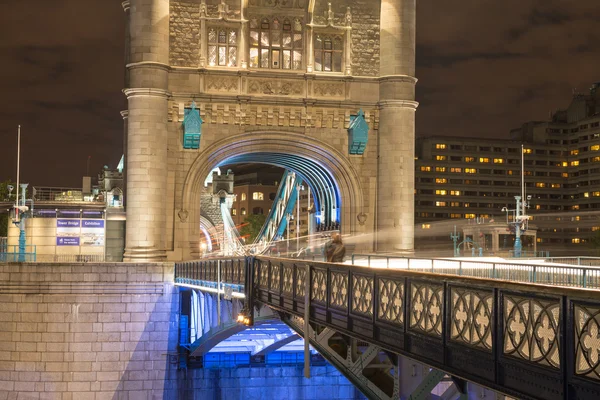 Tower bridge architektonický detail v noci - Londýn — Stock fotografie