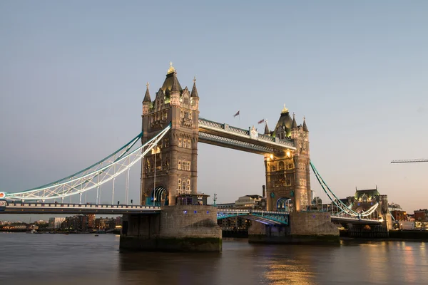 Gece, Londra alanında, İngiltere'de görülen ünlü kule Köprüsü — Stok fotoğraf