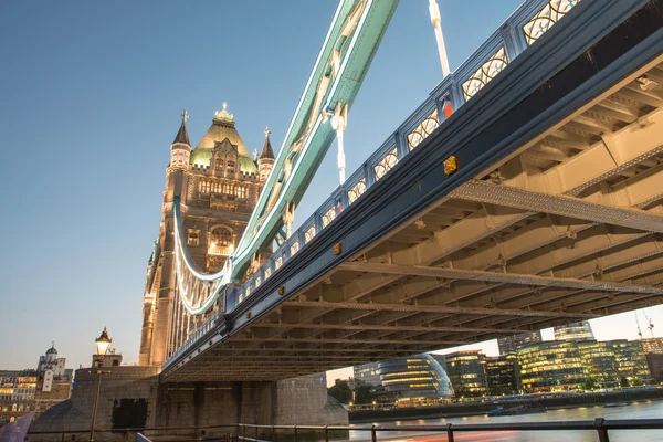 Maravilhosas cores e luzes da Tower Bridge ao anoitecer - Londres — Fotografia de Stock