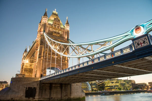 Υπέροχα χρώματα και τα φώτα της γέφυρας πύργων σούρουπο - Λονδίνο — Φωτογραφία Αρχείου