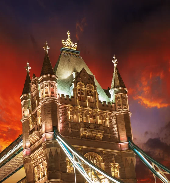 Světla a barvy mostu tower bridge při západu slunce s mraky a sunr — Stock fotografie