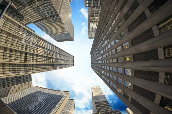 Stad wolkenkrabbers, fisheye uitzicht op straat — Stockfoto