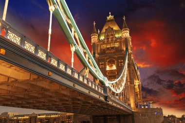 gece, Londra alanında, İngiltere'de görülen ünlü kule Köprüsü