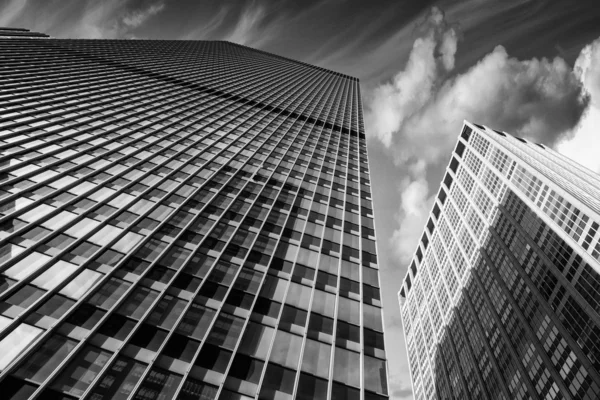 Rascacielos modernos con cielo dramático — Foto de Stock