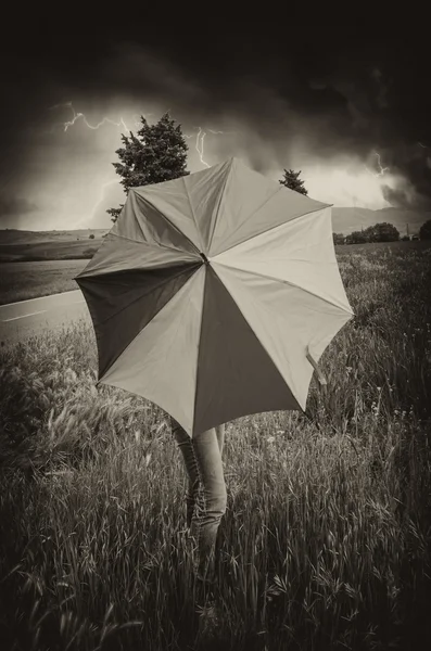 Mulher com guarda-chuva colorido na Toscana Primavera Campo — Fotografia de Stock