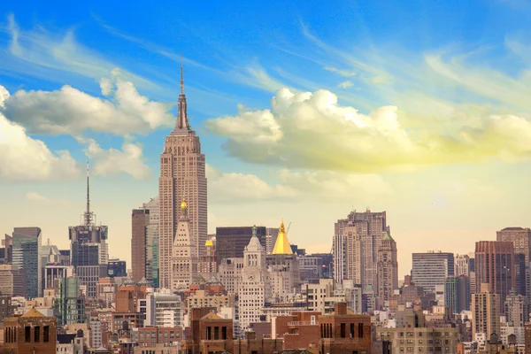 Manhattan wolkenkrabbers met bewolkte hemel, new york city — Stockfoto