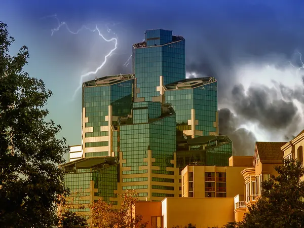 集团的摩天大楼与风暴来临，圣地亚哥 — 图库照片